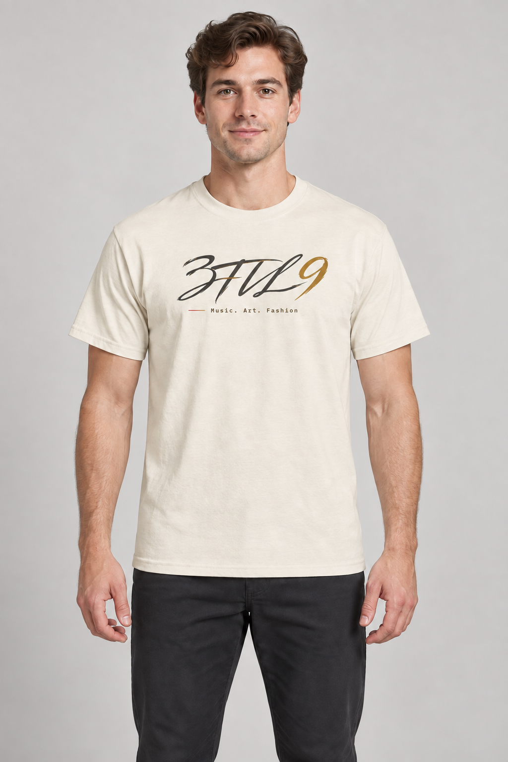 Cursive Studio Tee - исходная модель-мужчина в прежней позе, футболка натурального цвета с градиентным логотипом 3til9 и строкой Music. Art. Fashion; цифровая иллюстрация.