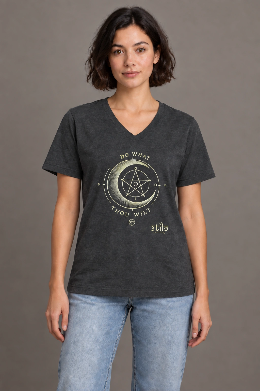 Will of Crescent V-Neck Tee — Тёмно-серый меланж, на модели