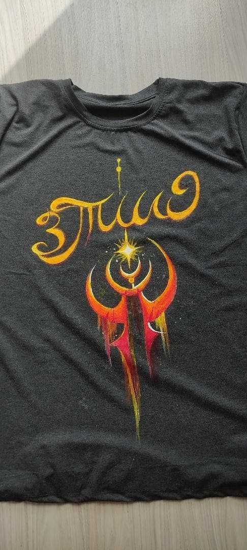 Flame Sigil: тёмно-серая футболка с завершённой росписью кистью.