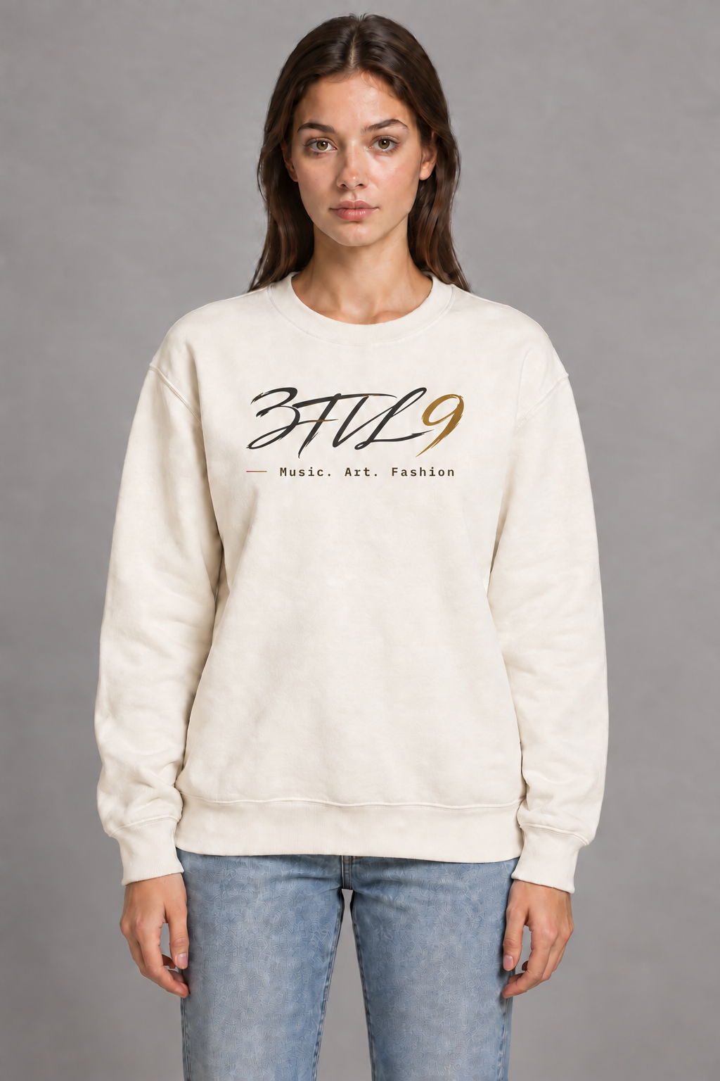 Cursive Studio - Костяной, фирменный градиентный логотип и увеличенная надпись Music. Art. Fashion с балансом слева; цифровой макет.